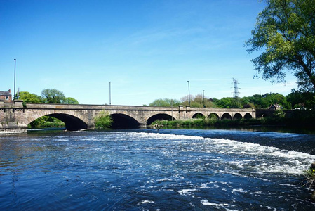 河特里河畔特伦特和堰的看法对特伦斯大桥路桥梁 A511, 伯顿在特伦特, 斯塔福德郡, 英国, 英国, 西欧