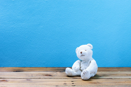 老木,蓝色的墙背景上的玩具熊照片