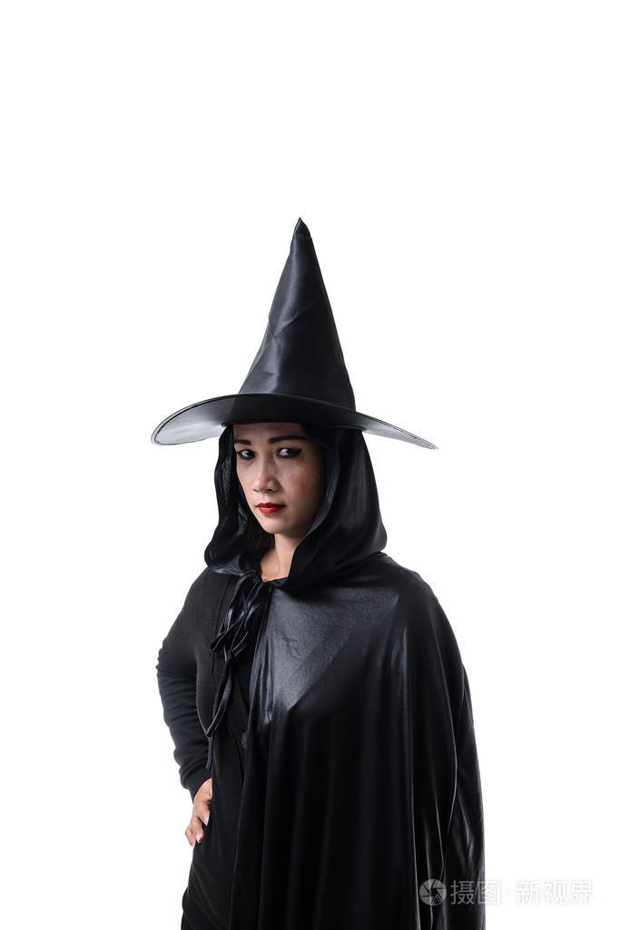 在黑色可怕的女巫万圣节服装的肖像站在白色背景的帽子与修剪路径隔离