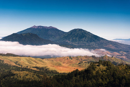 山山风景在日出场面图片