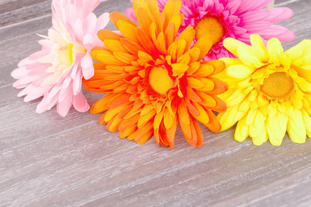 木制背景的彩色织物雏菊
