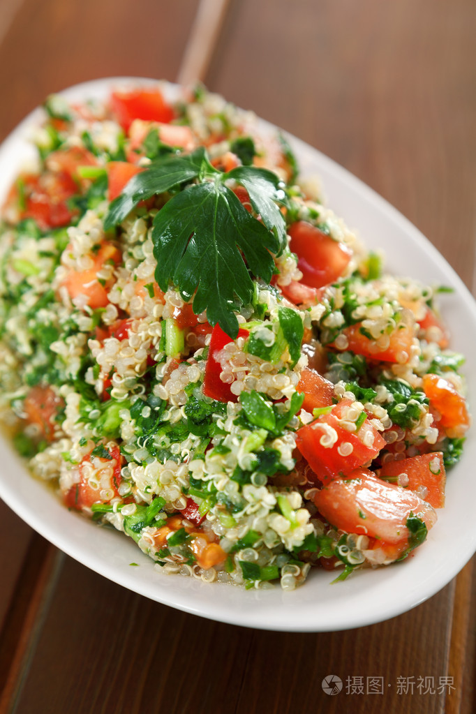 奎奴亚藜tabouleh在碗里
