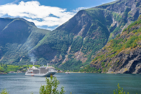 Sunnylvsfjorden 峡湾和游船的惊险景观。挪威西部