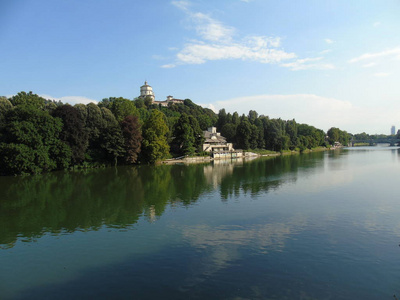 一个惊人的摄影城市都灵从意大利在夏季天从城市的高和低的部分, 包括美丽的宝河从中心