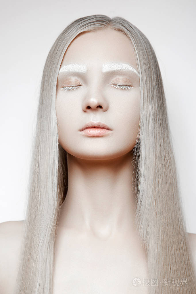 一个美丽的女孩的肖像与金发和白色眉毛闭着的眼睛