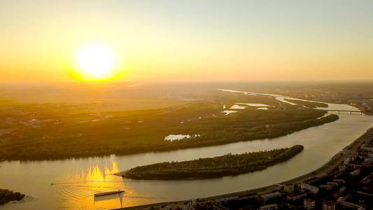 在日落时分欣赏鄂木斯克市和额尔齐斯河河。俄罗斯, 从德龙