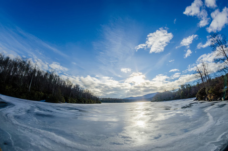 在北卡罗莱纳州的冬季结冰的价格湖