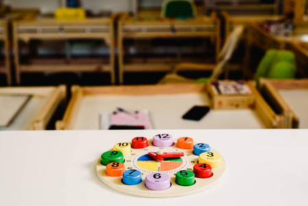 儿童学校教室中的蒙台梭利玩具和材料