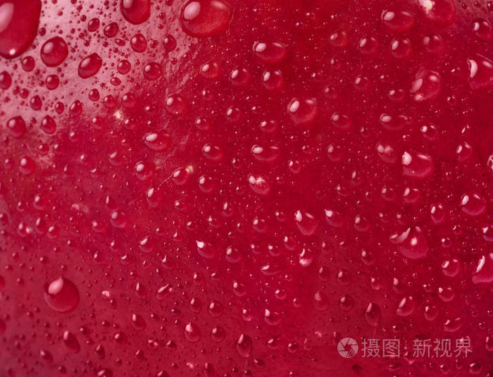 在苹果背景上的纹理水滴