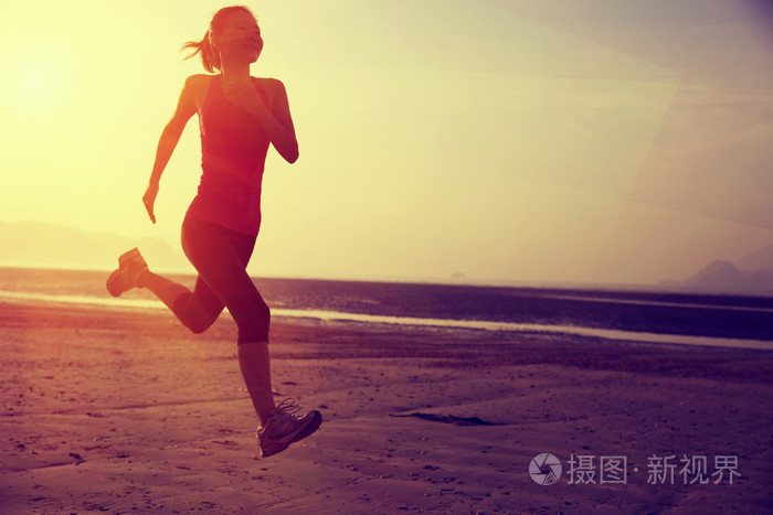 慢跑在日出时的女人