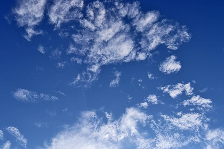 在蓝天中形成美丽的卷云