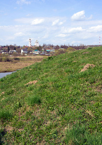 景观与田野, 河流和教堂在地平线上。春季俄罗斯景观