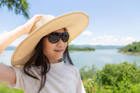 亚洲女孩在帽子和太阳镜, 户外生活方式 portait, 夏天, 假期, 旅行概念