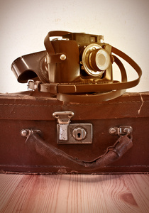 复古手提箱和相机