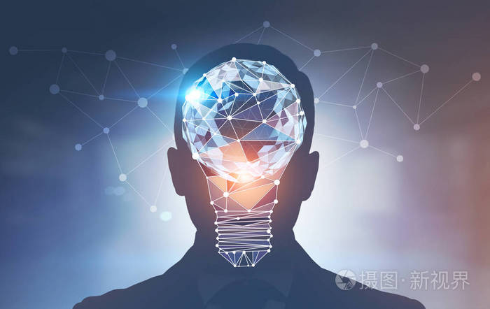 一个男人的脑袋里发光的灯泡.模糊的办公室背景和网络草图.