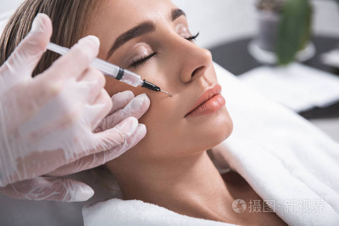 在美容院接受护肤护理的宁静小姐照片 正版商用图片09e7oj 摄图新视界