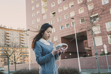 在城市的街道构成的年轻漂亮的中国女孩