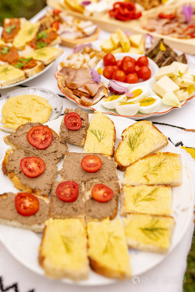 传统的自制罗马尼亚和摩尔达维亚食品拼盘