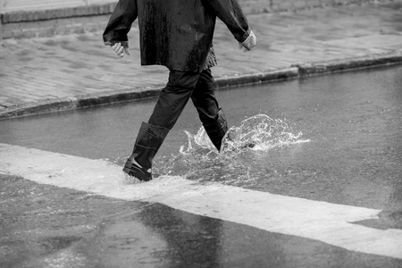 雨中的人狼狈图片