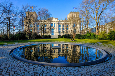 德国柏林著名的国会大厦 德国政府 的前视图