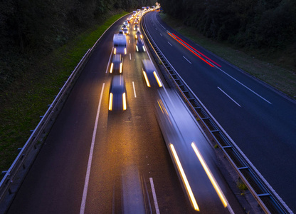 高速公路上的汽车在夜间交通堵塞