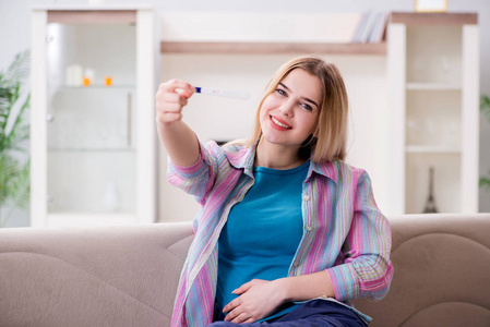 发现她怀孕的年轻妇女