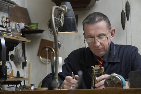 钟表修复中国钟表匠在生产车间工作照片