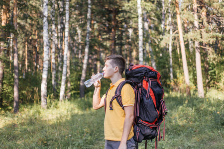 旅行瓶徒步旅行的人正在从瓶子里喝水照片