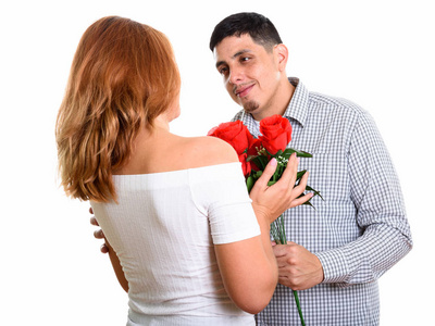 年轻的拉美裔夫妇一起在爱男人求婚结婚