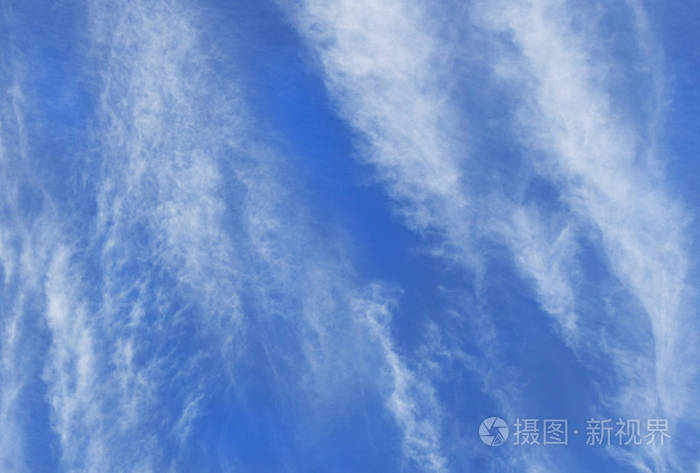 在深蓝色天空垂直方向形成的白色纤细卷云云