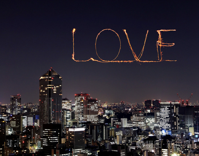 晚上庆祝在东京城市景观的爱情火花烟花