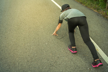 妇女慢跑为健康特写, 概念健康爱