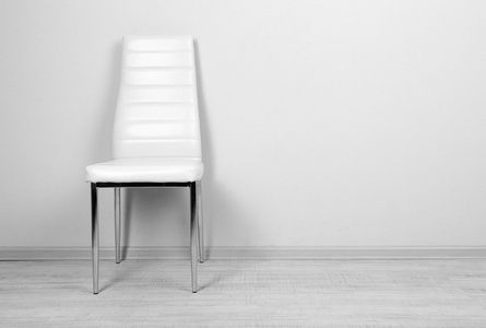 现代色彩在背景墙上的空房间的椅子上照片