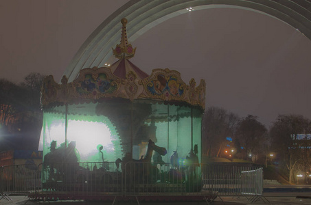 基辅市历史名胜人民友谊拱门雾中的旋转木马