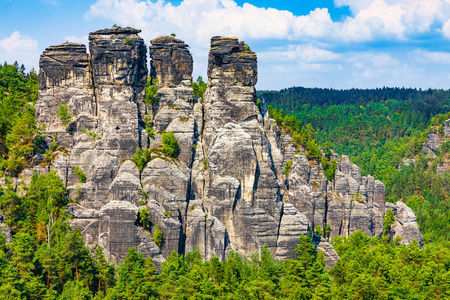风景秀丽的德累斯顿岩石形成的夏天看法在 Rathen 附近被称为萨克森瑞士, 萨克森, 德国