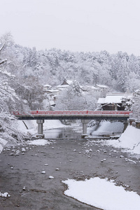 冬季积雪高山覆盖红色桥