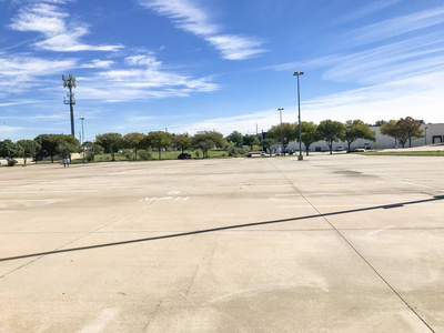 在美国的商业公园里有空的大型办公室停车场。云蓝天背景