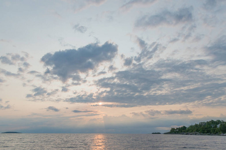 美丽的黎明云和日出在格鲁吉亚湾水与悬崖和穆迪的感觉