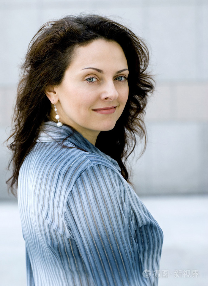 年轻漂亮的欧洲女人的肖像