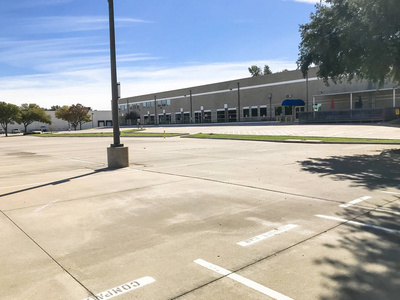 在美国的商业公园里有空的大型办公室停车场。云蓝天背景