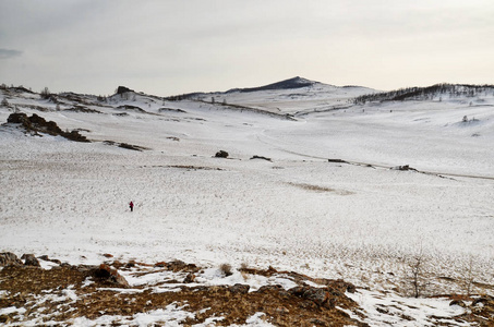 冬山雪谷景观。明亮的高太阳以上冬季雪山山谷全景。西伯利亚景观