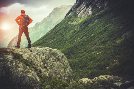 高加索男子徒步登山小径照片