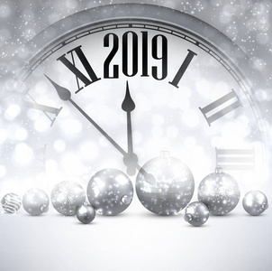 灰色闪亮2019新年背景与时钟, 银色圣诞球和雪花。美丽的圣诞贺卡。矢量插图