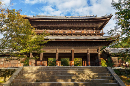 枫叶门在日本京都的 nanzen 寺的山门门口照片
