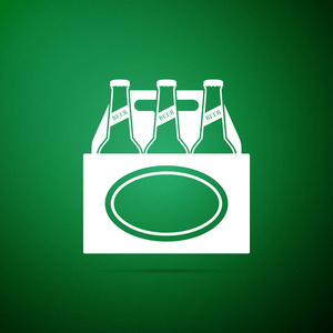 包装的啤酒瓶图标在绿色背景下隔离。箱牌啤酒箱标志。平面设计。矢量插图