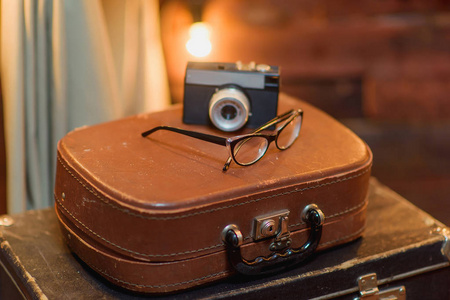 复古风格的眼镜。手提箱上的眼镜和照相机。婚礼的风景。旧相机