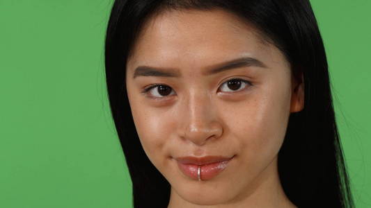 一个亚洲女人对着镜头微笑的滑动镜头