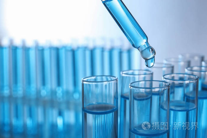 将试剂滴入试管, 带样品, 特写镜头.实验室分析