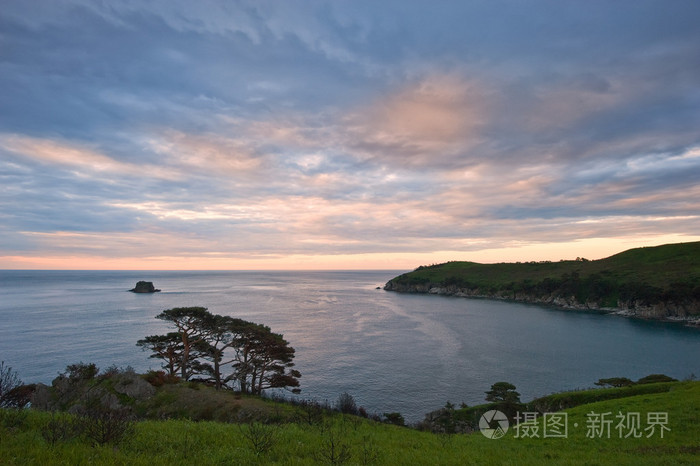 在海滩上的阴天日出