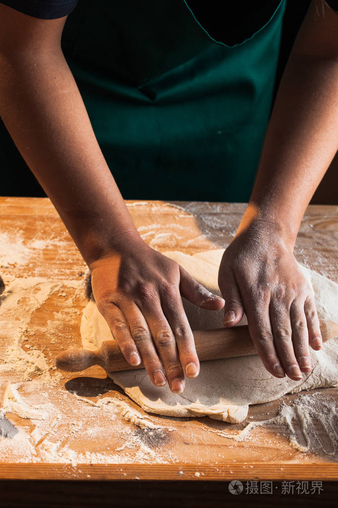 厨师面包师妇女的手揉面团